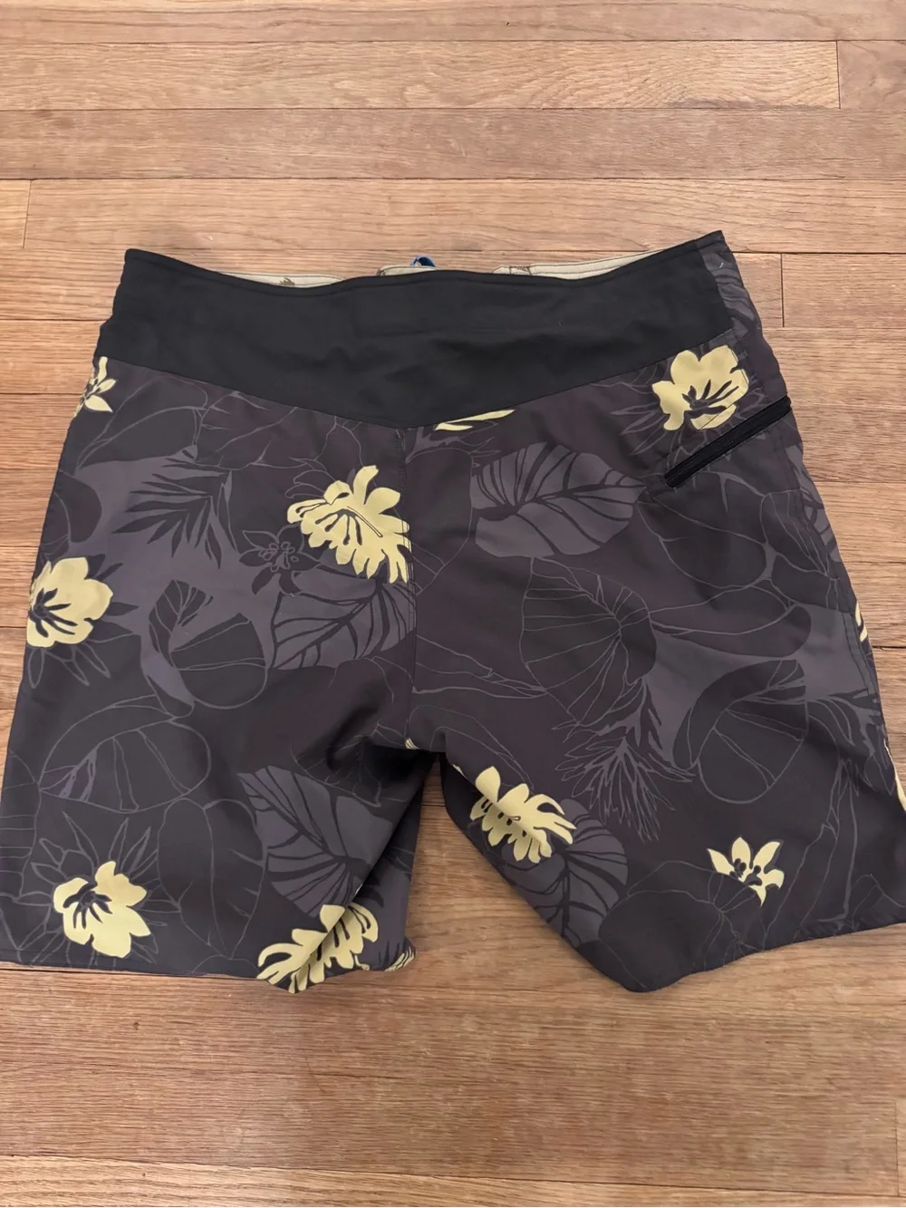 Patagonia Men's Gray and Yellow Floral Swim Trunks - Size 34  b66